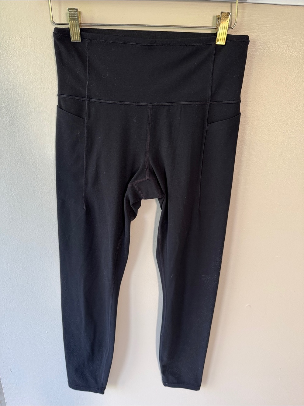 ATHLETA Black Leggings with Two Side Pockets & designs on both sides of leggings